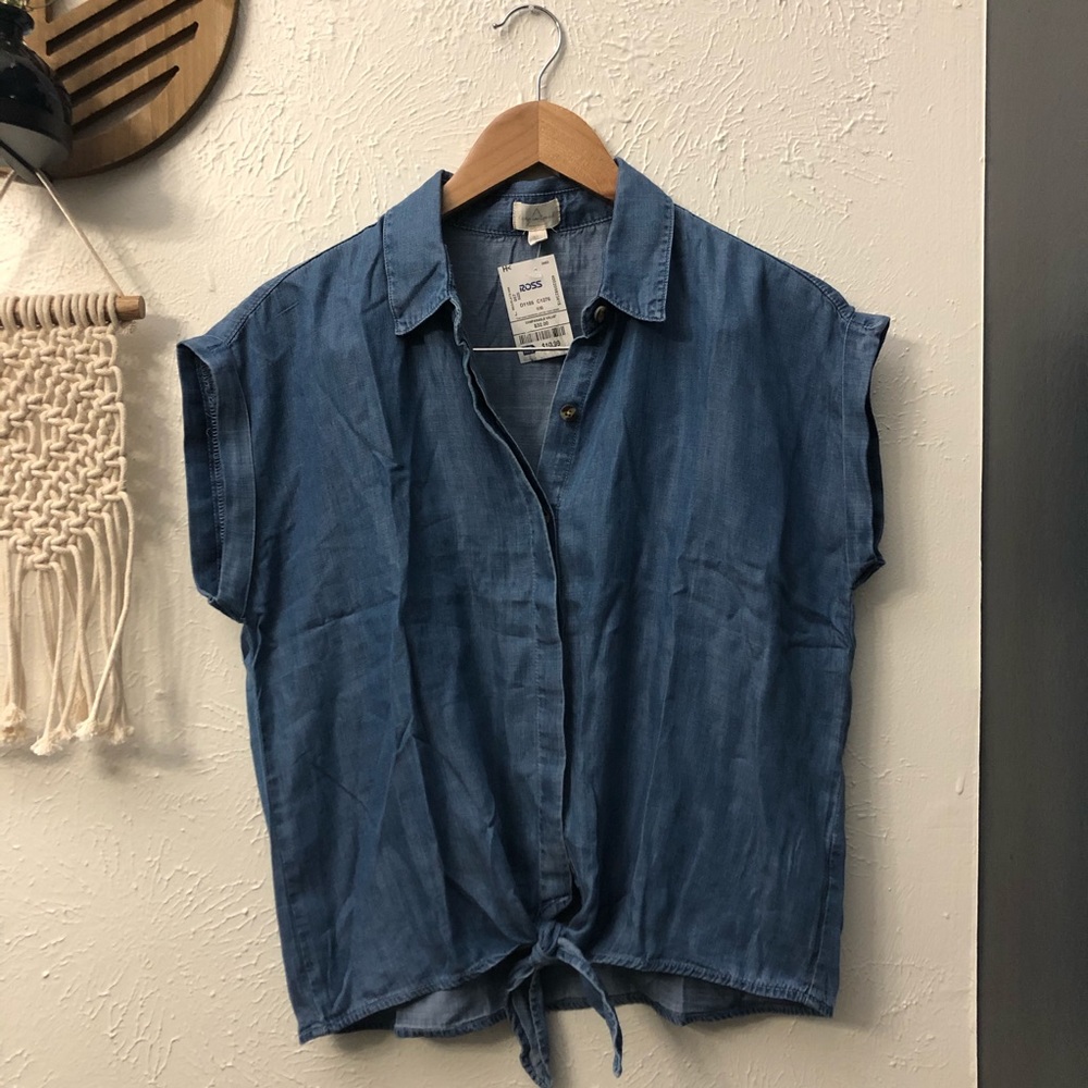 Keep in Touch shortsleeved blue top